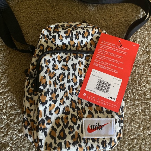 Nike Handbags - Nike crossbody bag
